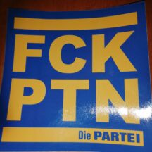 Aufkleber mit Gelber Schrift auf blaiu FCK PTN Die PARTEI